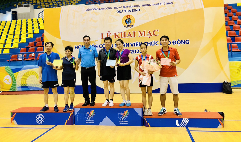 A group of people posing for a photo
Description automatically generated with medium confidence