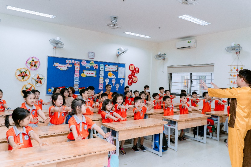 A picture containing indoor, ceiling, room, orange
Description automatically generated