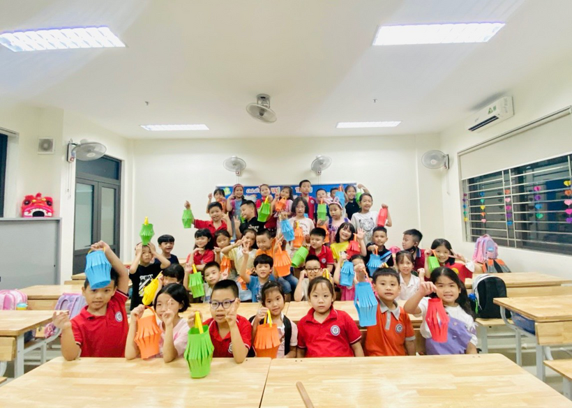 Ảnh có chứa trong nhà, trần, tường, người

Mô tả được tạo tự động