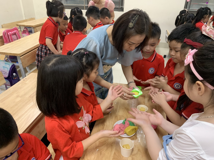 Ảnh có chứa người, trong nhà, vài, đám đông

Mô tả được tạo tự động