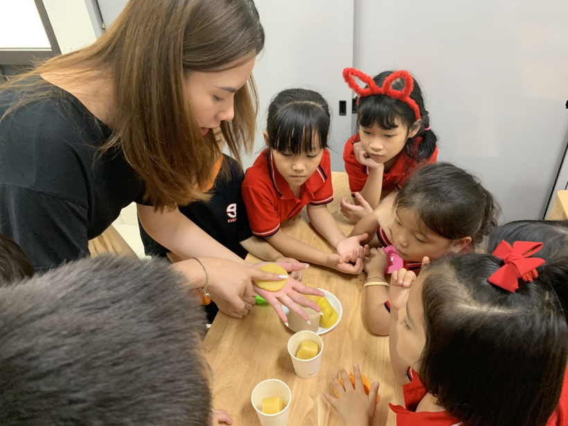 Ảnh có chứa người, trong nhà

Mô tả được tạo tự động