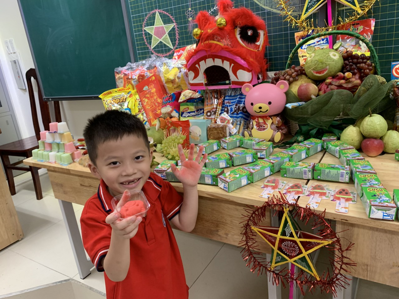 Ảnh có chứa văn bản, trong nhà, cậu bé, cửa hàng

Mô tả được tạo tự động