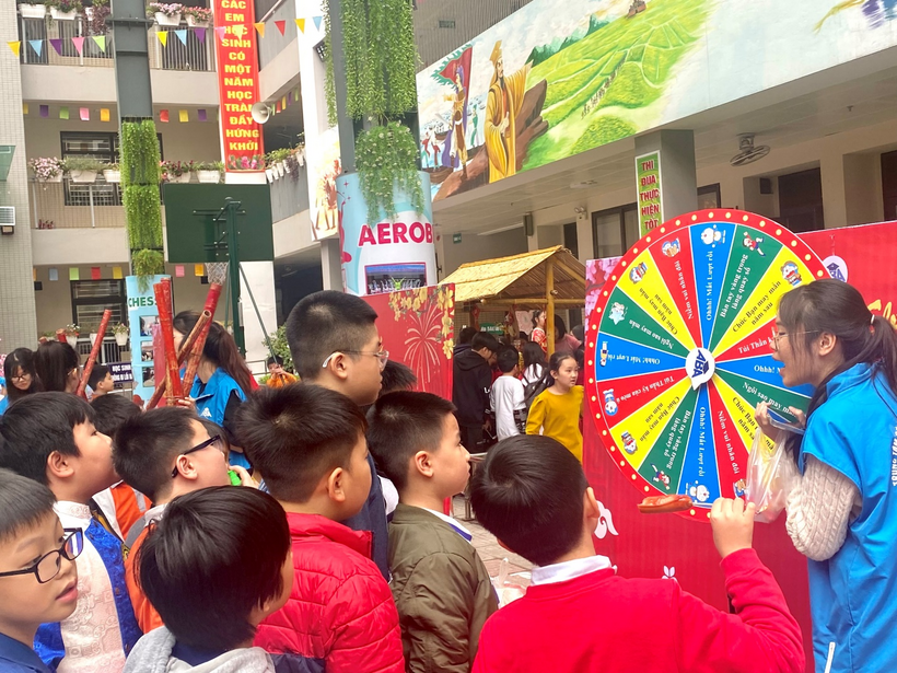 A picture containing person, outdoor, group, colorful
Description automatically generated