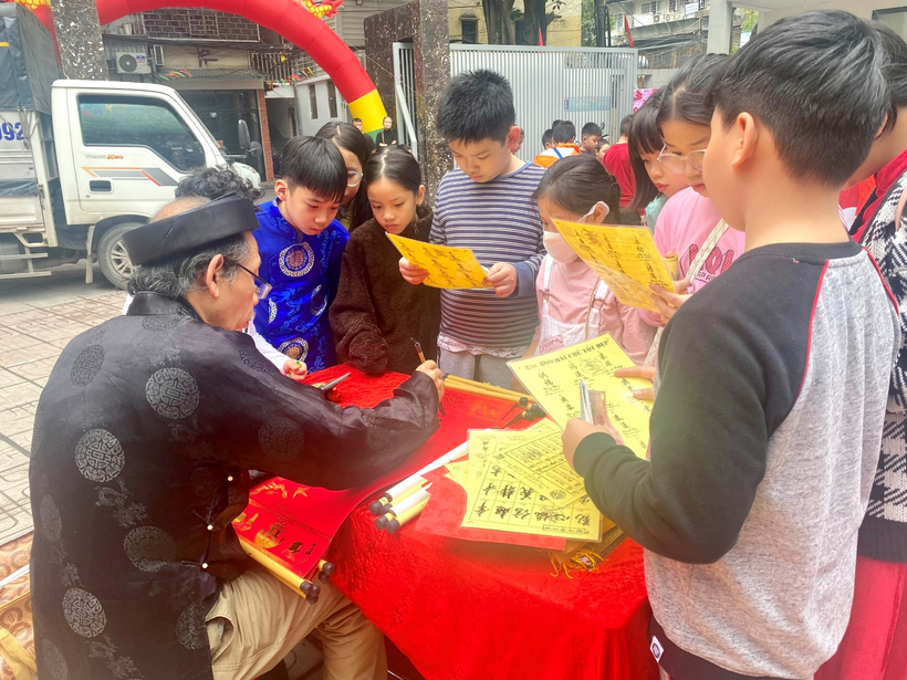 A group of people at a table
Description automatically generated with low confidence