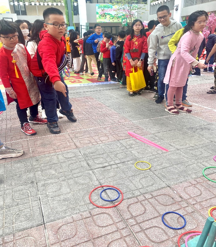 A picture containing person, outdoor, ground, group
Description automatically generated