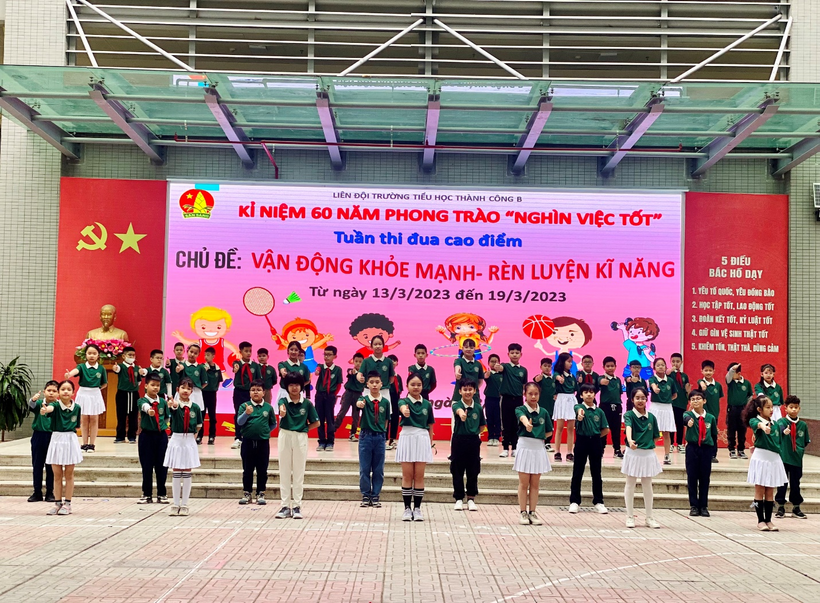 A group of people standing in front of a stage
Description automatically generated with medium confidence