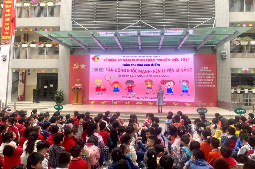 A person on a stage in front of a crowd of people
Description automatically generated with medium confidence