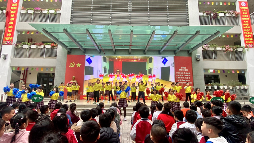 A large crowd of people in a building
Description automatically generated with medium confidence