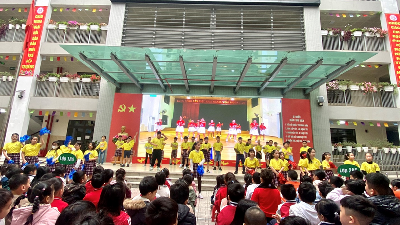 A group of people in a stadium
Description automatically generated with medium confidence