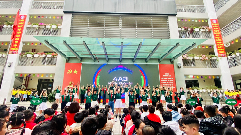 A crowd of people in a stadium
Description automatically generated with low confidence