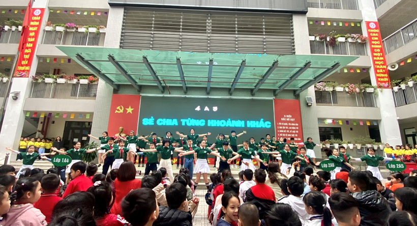 A large crowd of people in a stadium
Description automatically generated with medium confidence