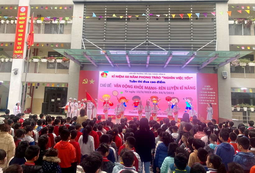 A large crowd of people in a building
Description automatically generated with low confidence