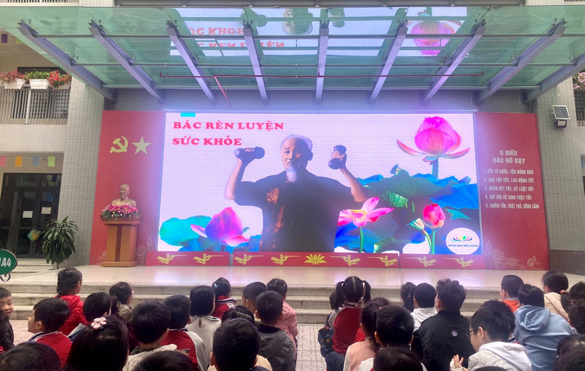 A group of people on a stage
Description automatically generated with medium confidence