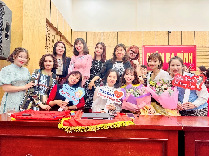 A group of people posing for a photo
Description automatically generated with medium confidence