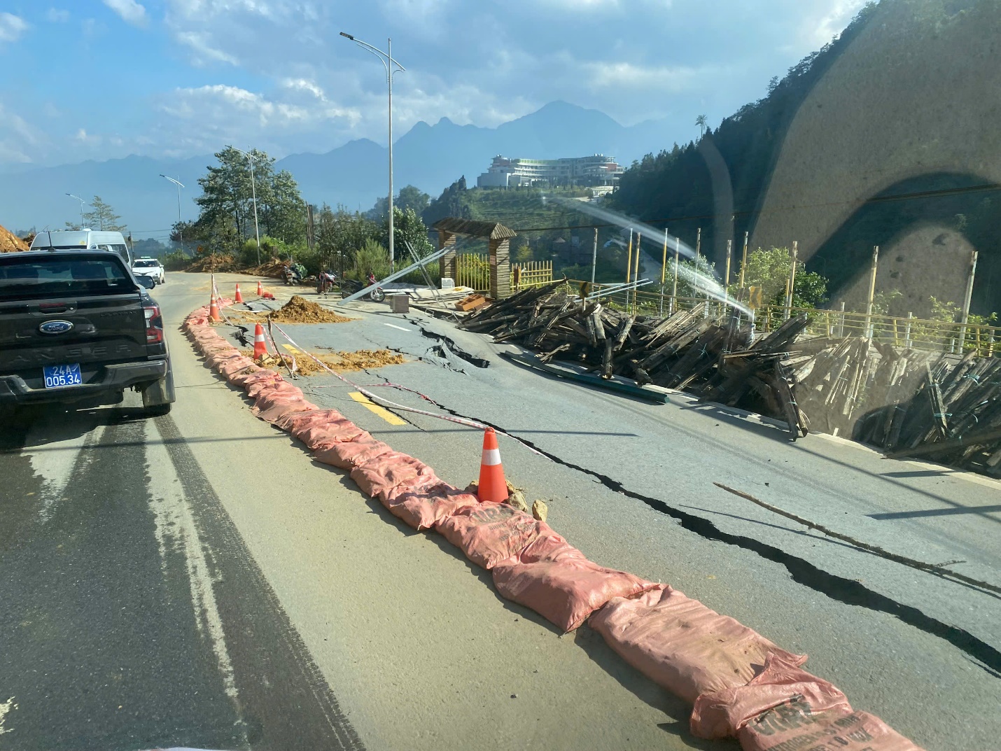 C:\Users\PC\Downloads\ảnh từ thiện Bắc Cường, Tả Van\z5878180586020_6fc0664ed243f77cf5aa0ba39881763c.jpg