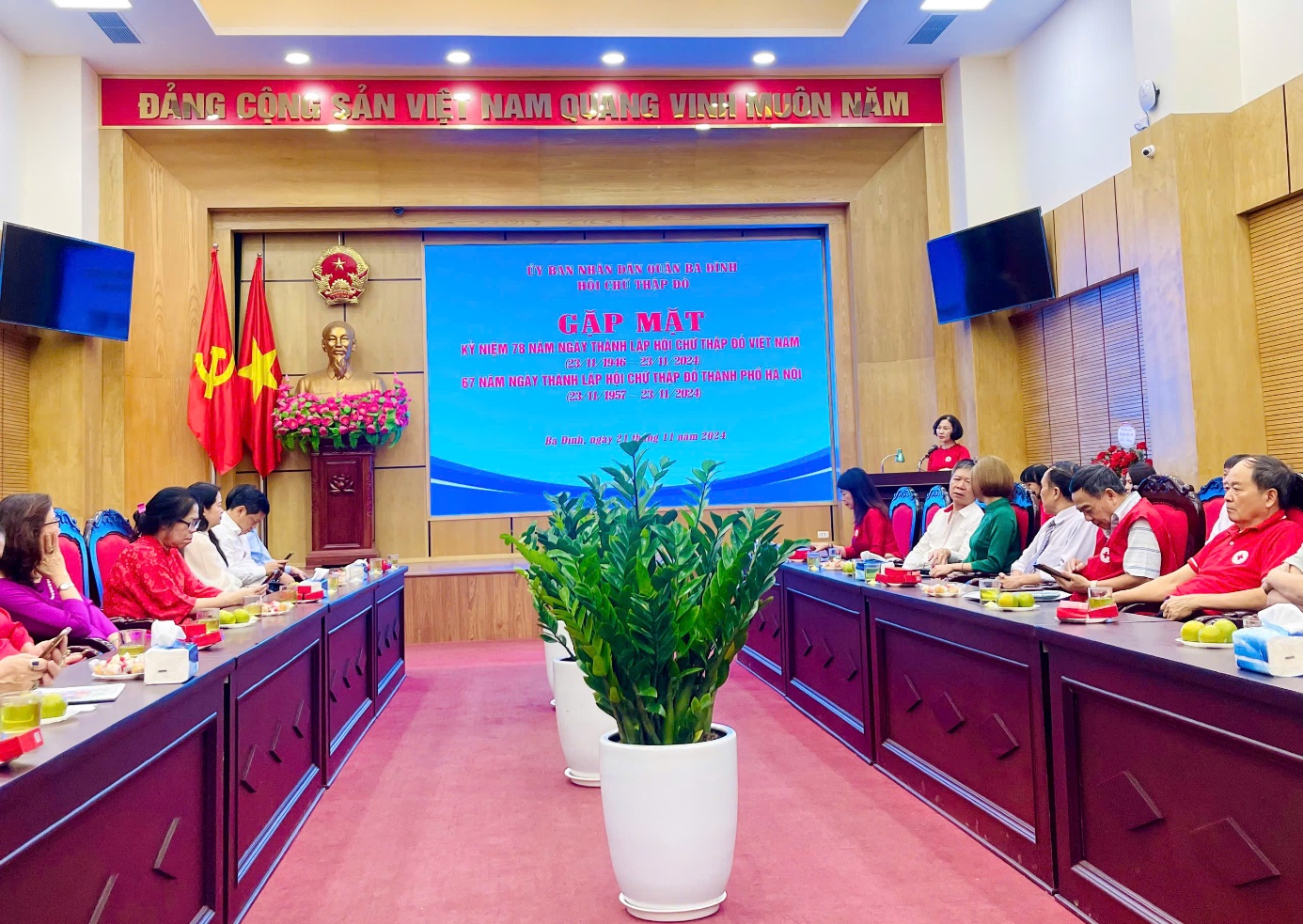 A group of people sitting in a room
Description automatically generated