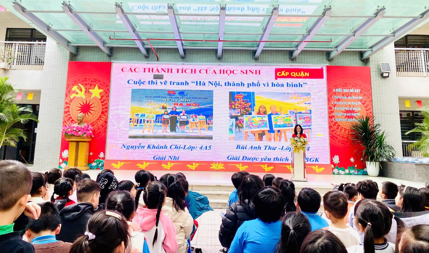 A group of people in front of a stage

Description automatically generated