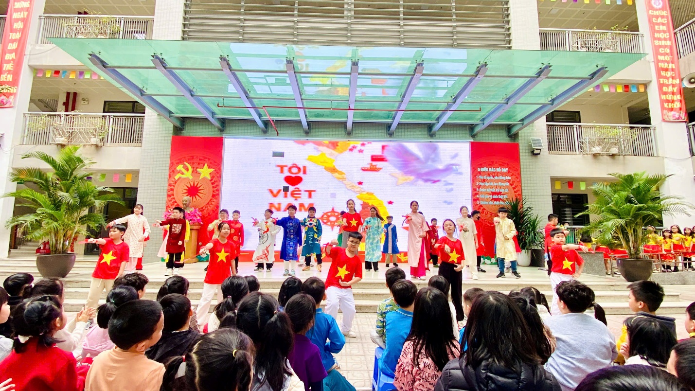 A group of people performing on stage

Description automatically generated