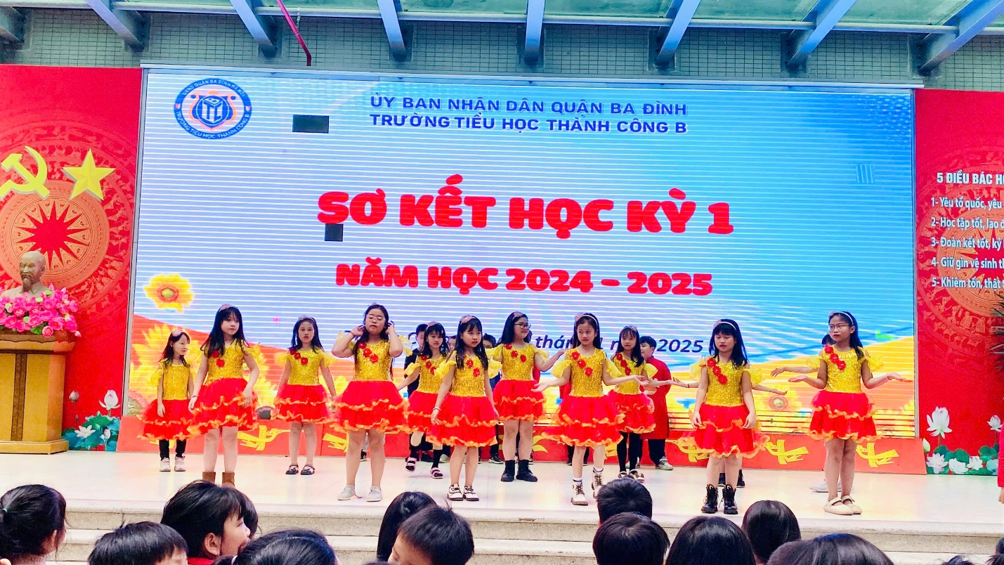 A group of children on a stage

Description automatically generated