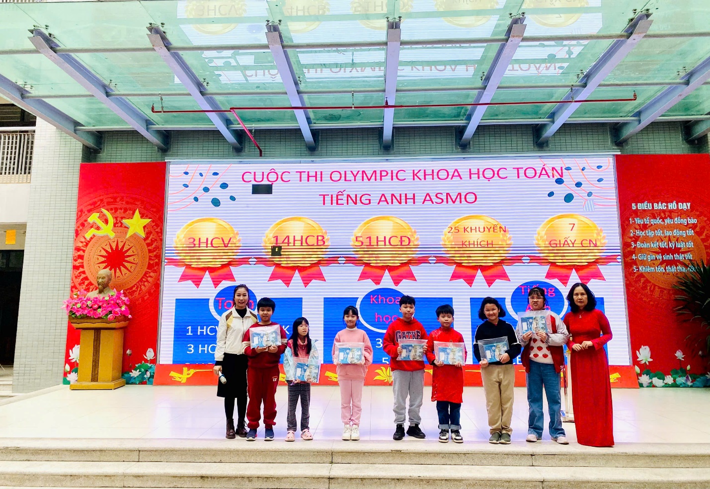 A group of children standing on a stage

Description automatically generated