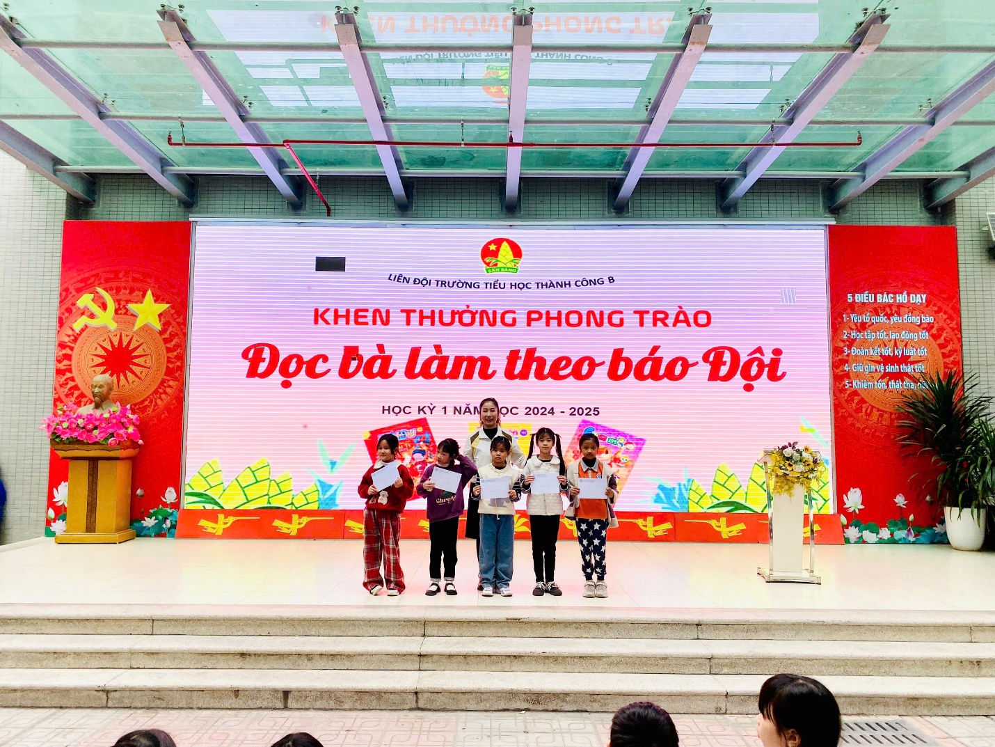 A group of children on a stage

Description automatically generated