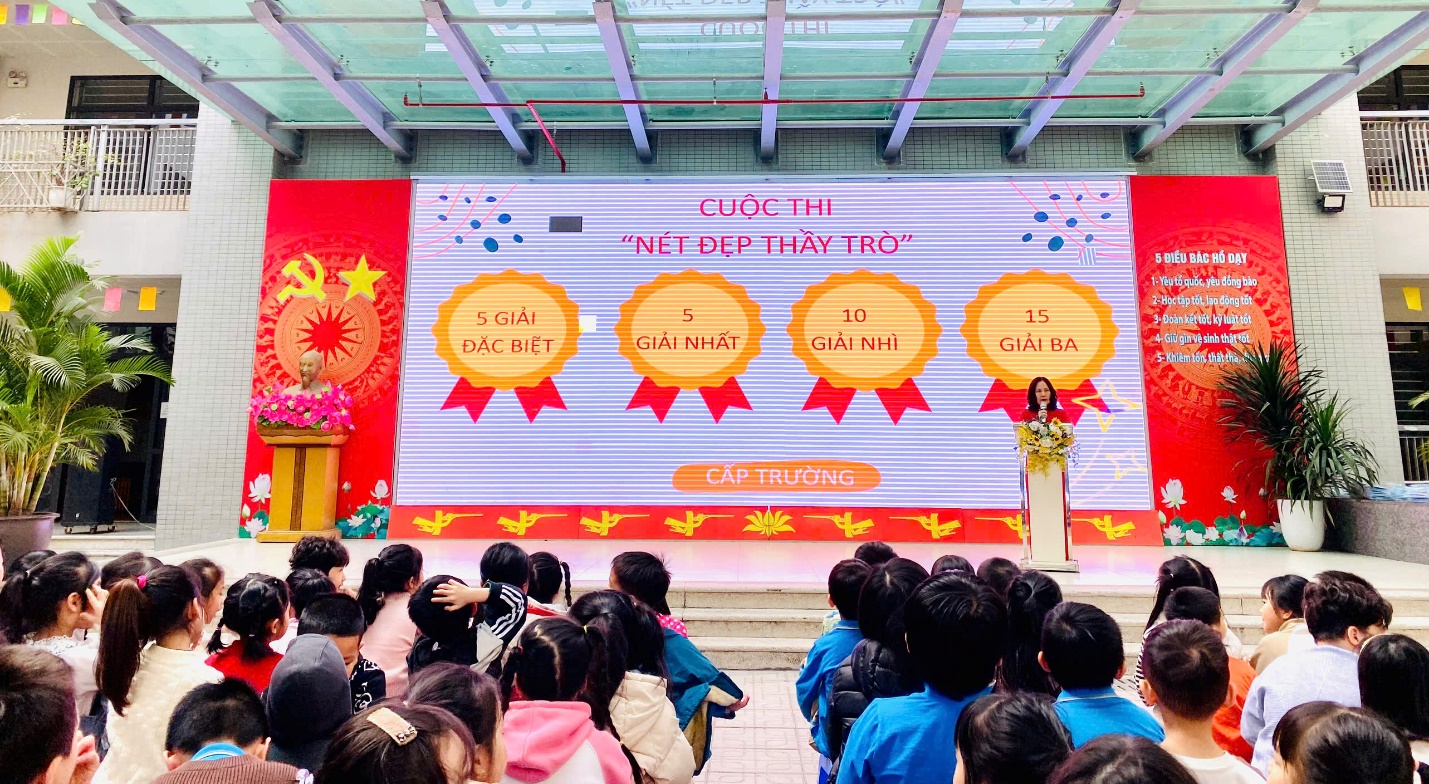 A group of people sitting in front of a stage

Description automatically generated