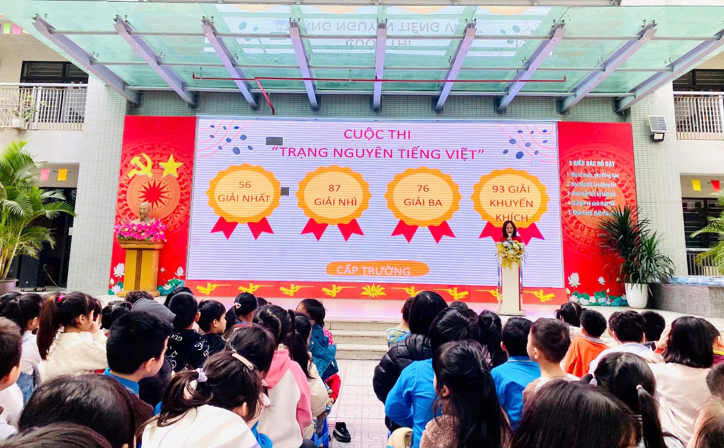 A group of people in front of a stage

Description automatically generated