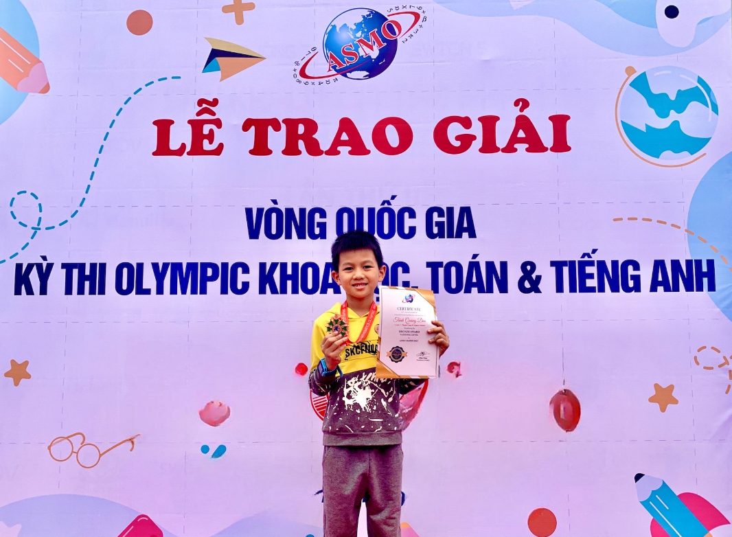 A child holding a paper
Description automatically generated