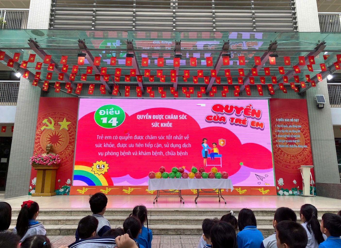 A group of people sitting on a stage
AI-generated content may be incorrect.