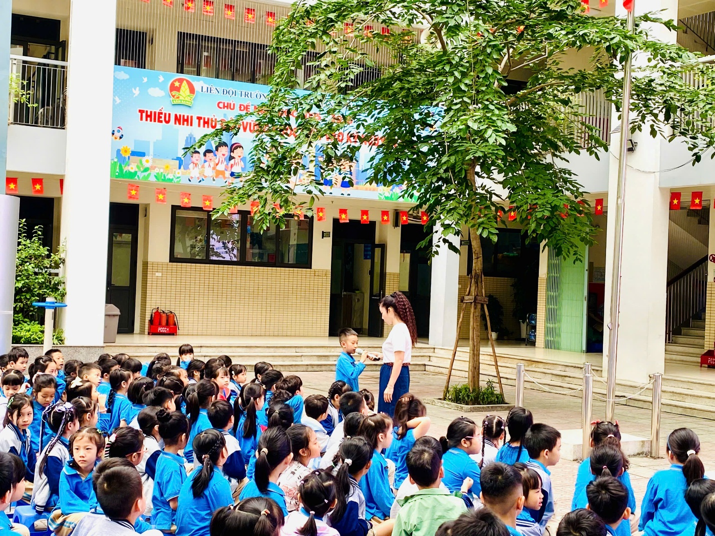 A group of children in a courtyard

AI-generated content may be incorrect.