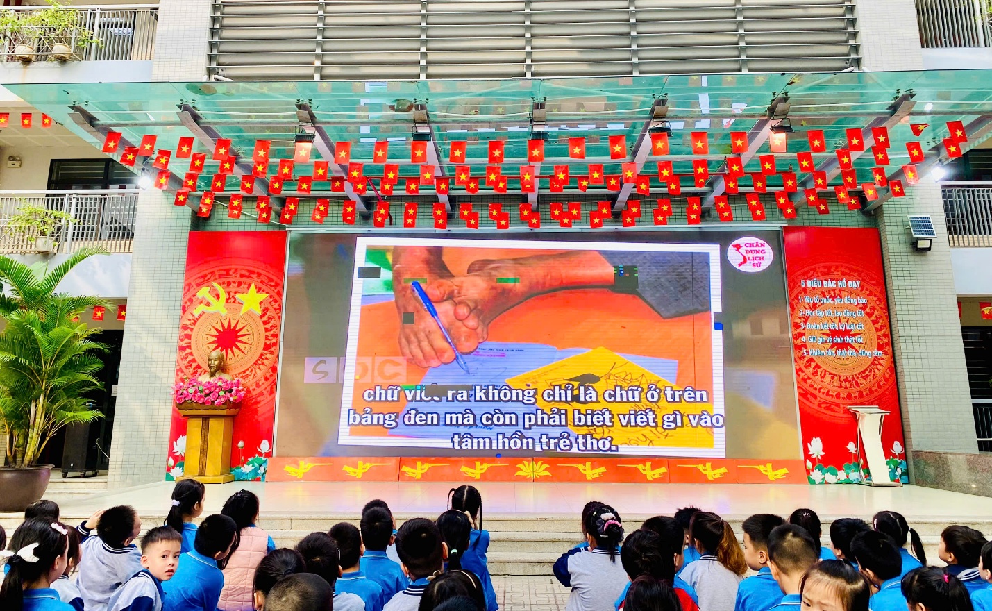 A group of people on stage

AI-generated content may be incorrect.