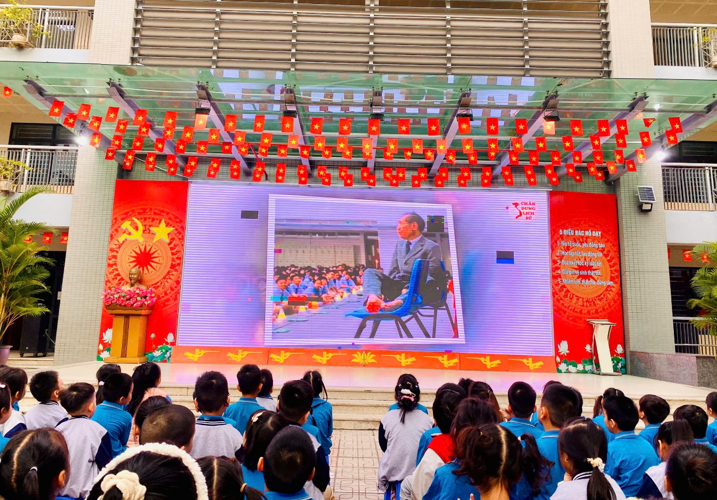 A group of people sitting on a stage

AI-generated content may be incorrect.