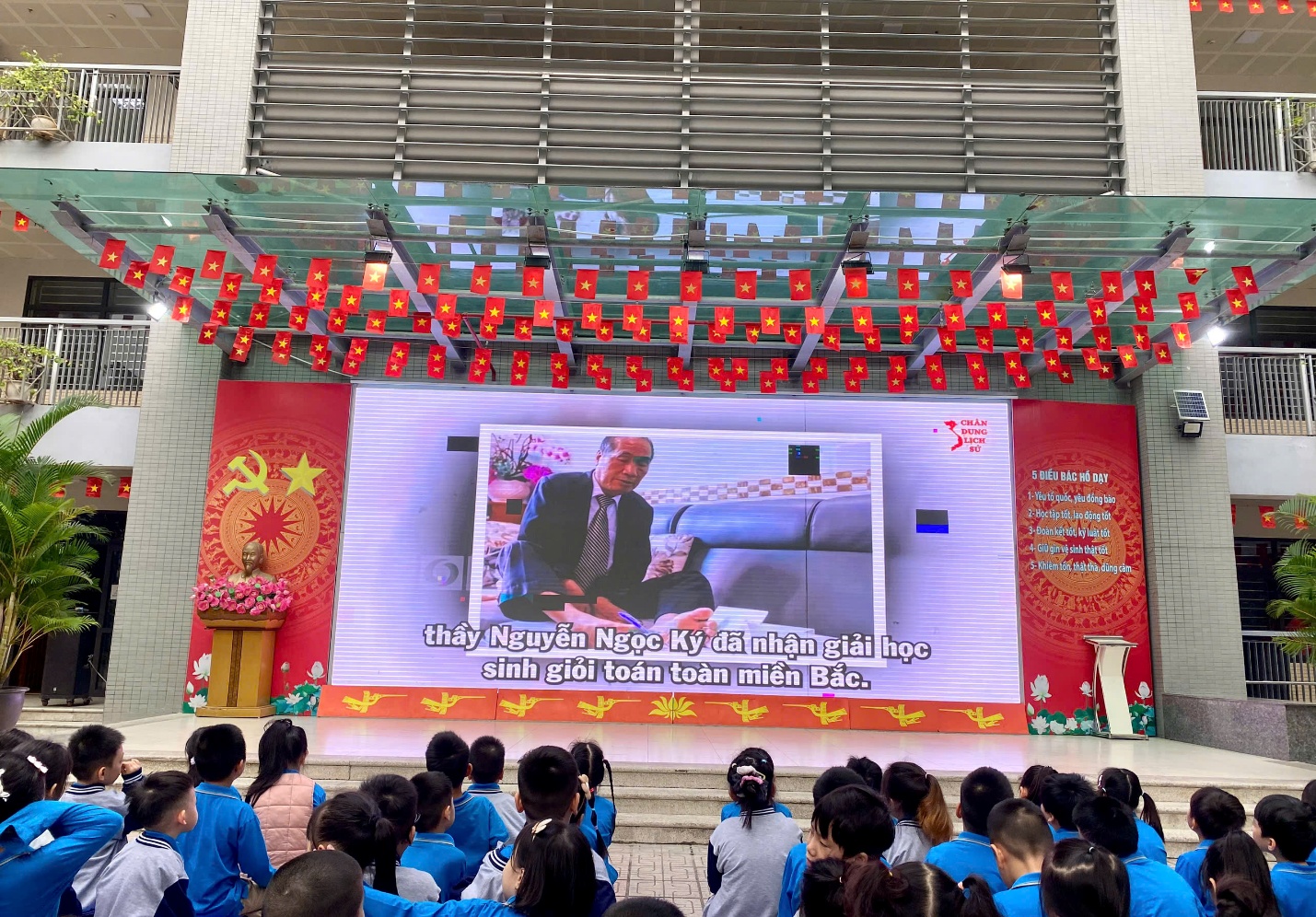 A group of people sitting on a stage

AI-generated content may be incorrect.