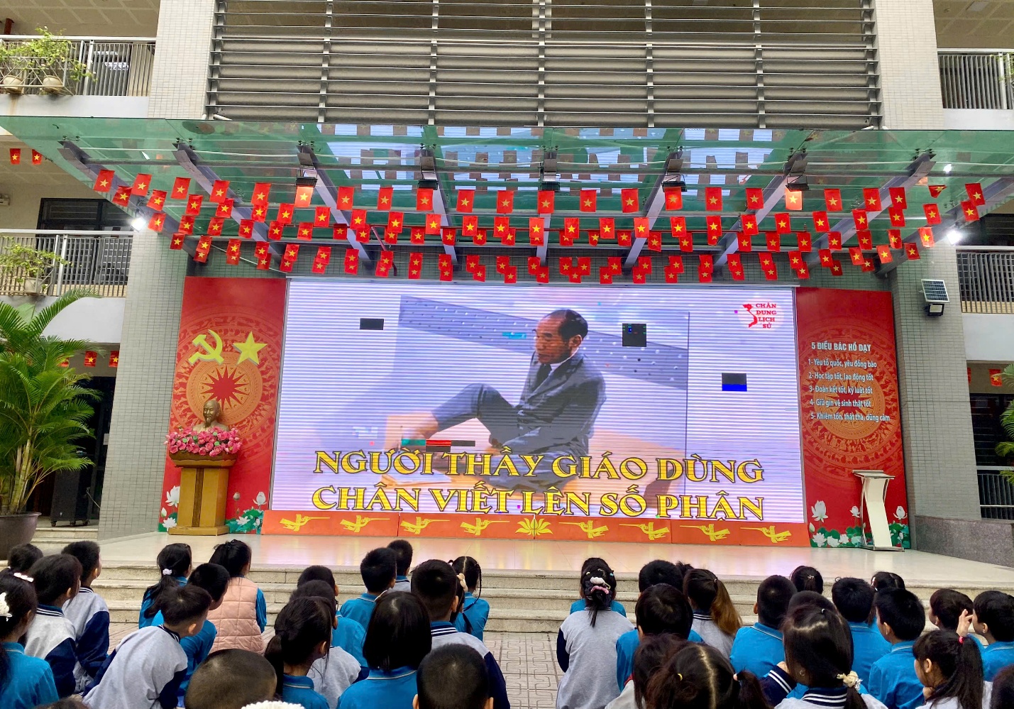 A group of people in front of a stage

AI-generated content may be incorrect.