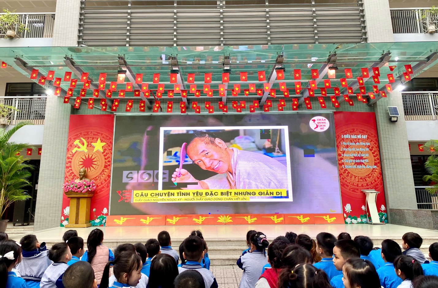 A group of children watching a person on a stage

AI-generated content may be incorrect.