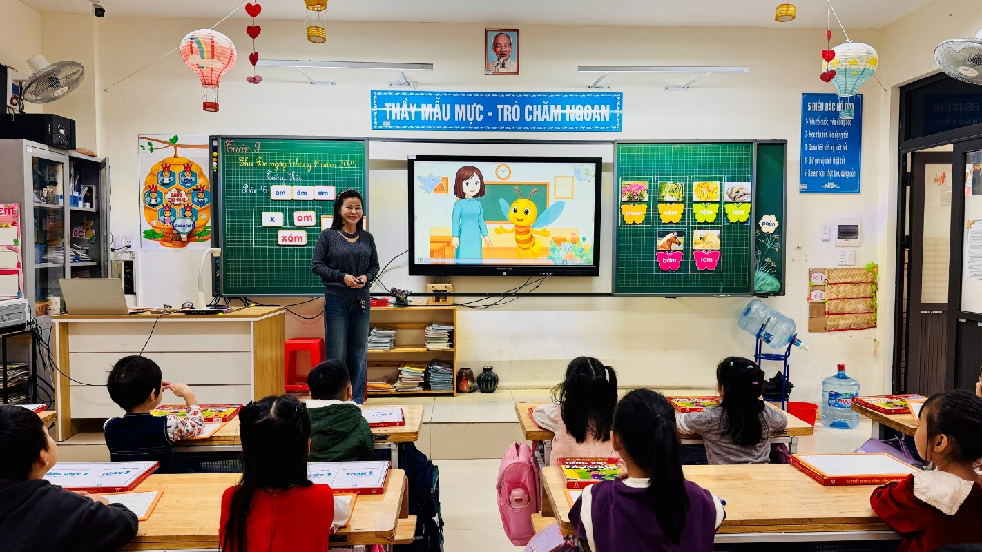 A person standing in front of a classroom with a screen
AI-generated content may be incorrect.