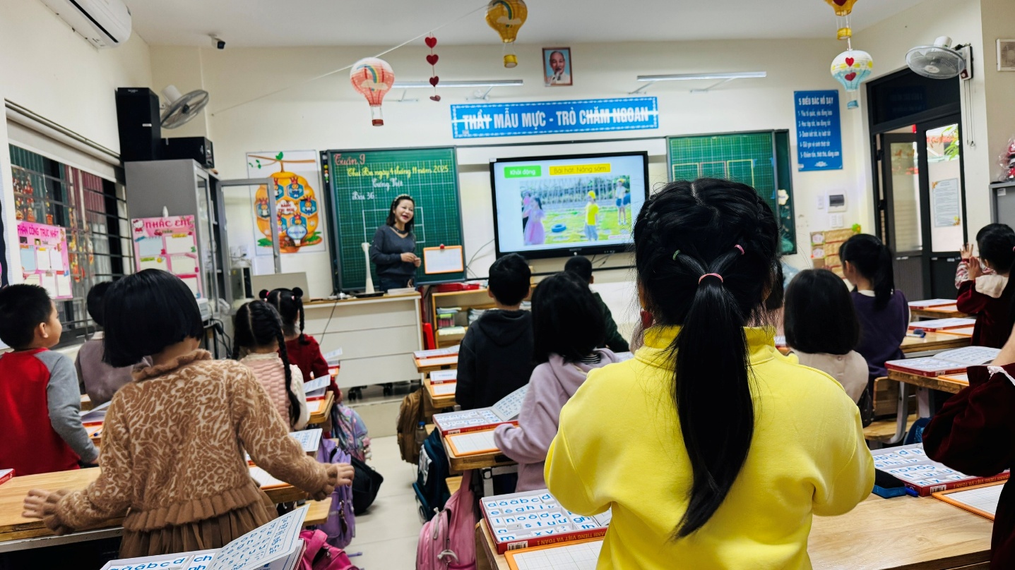 A group of children in a classroom
AI-generated content may be incorrect.