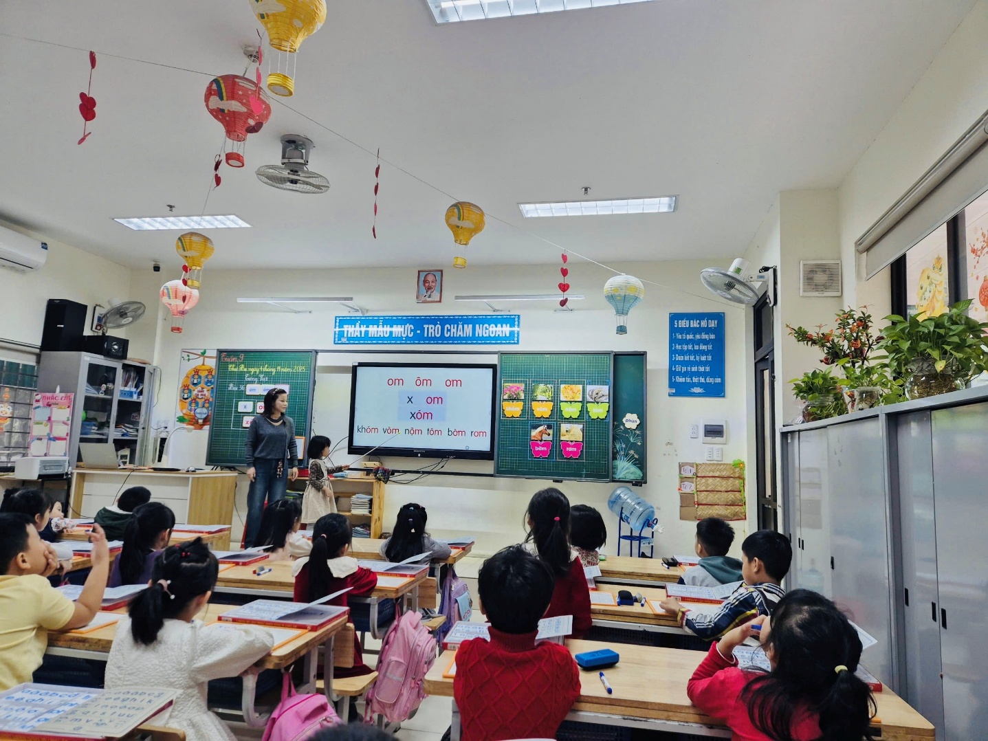 A classroom with a group of children
AI-generated content may be incorrect.