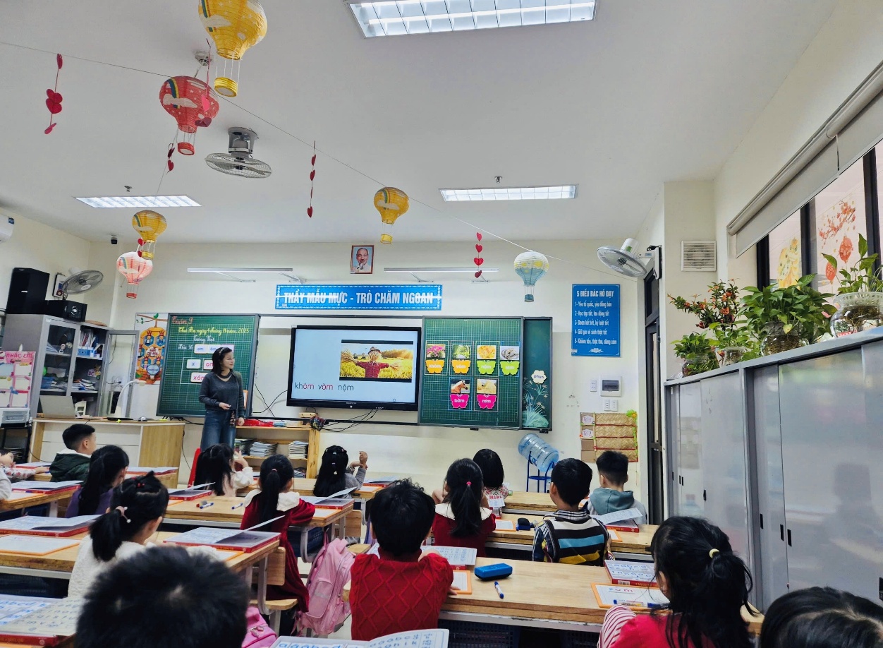 A classroom with a group of children
AI-generated content may be incorrect.