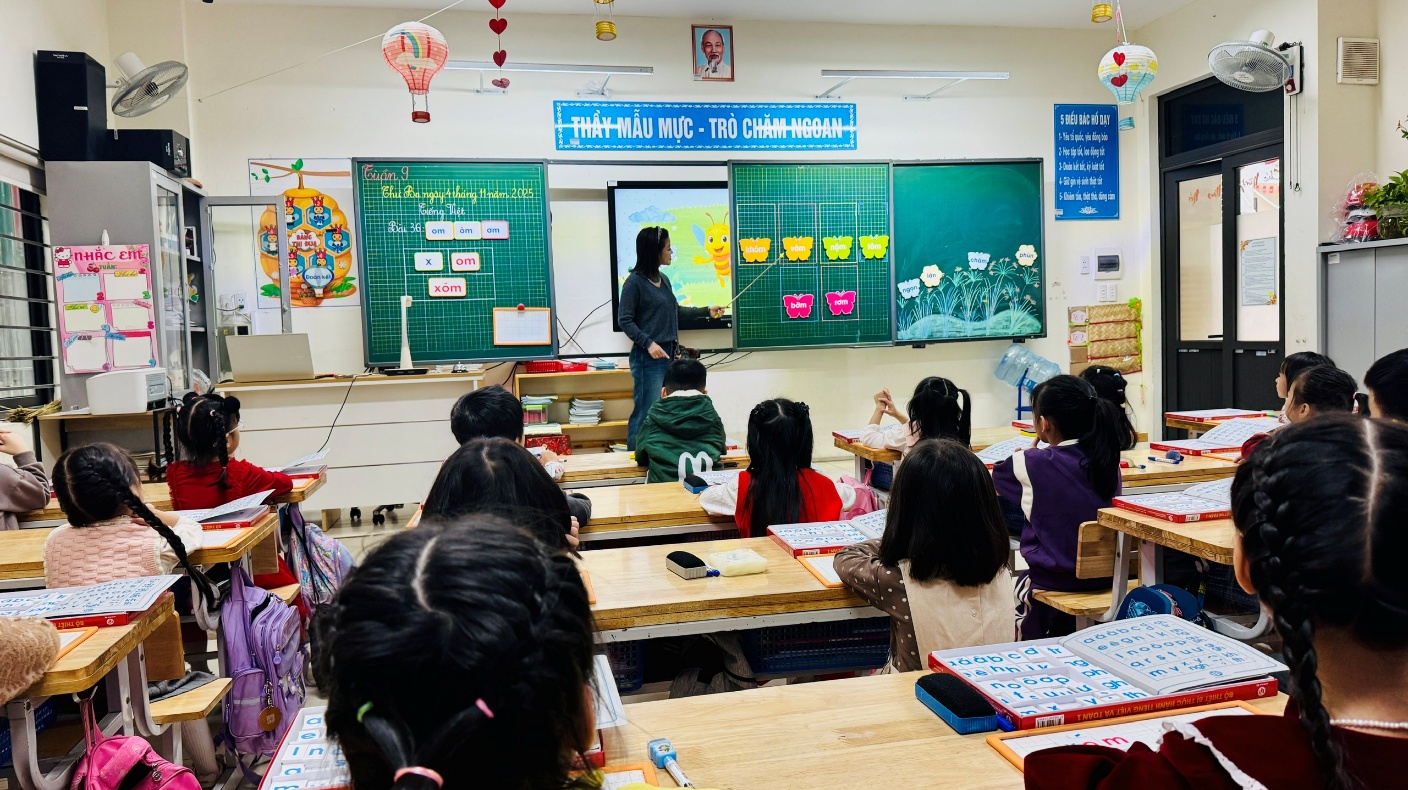 A group of people sitting in a classroom
AI-generated content may be incorrect.