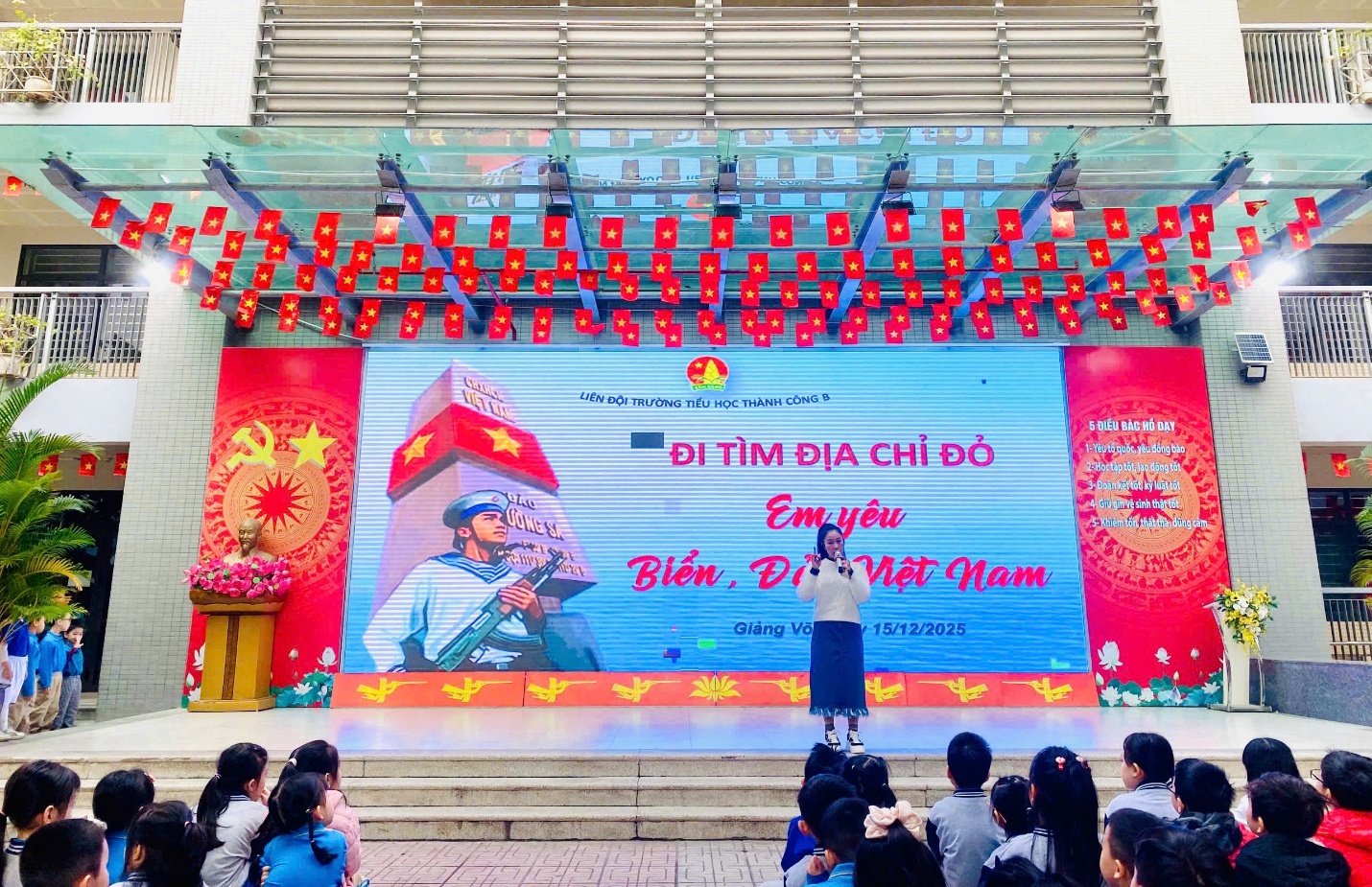 A group of people standing in front of a stage
AI-generated content may be incorrect.