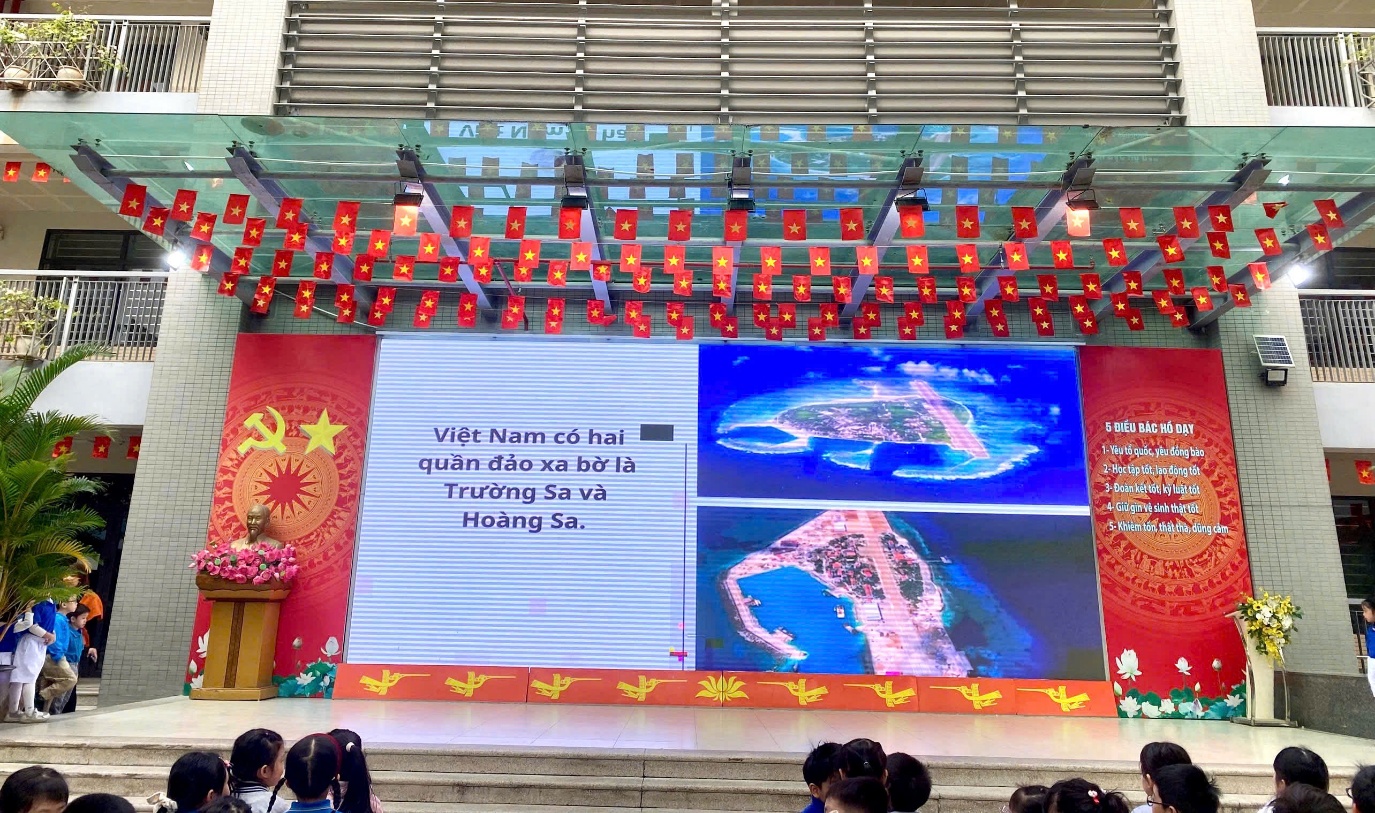 A large screen with a picture of two people
AI-generated content may be incorrect.