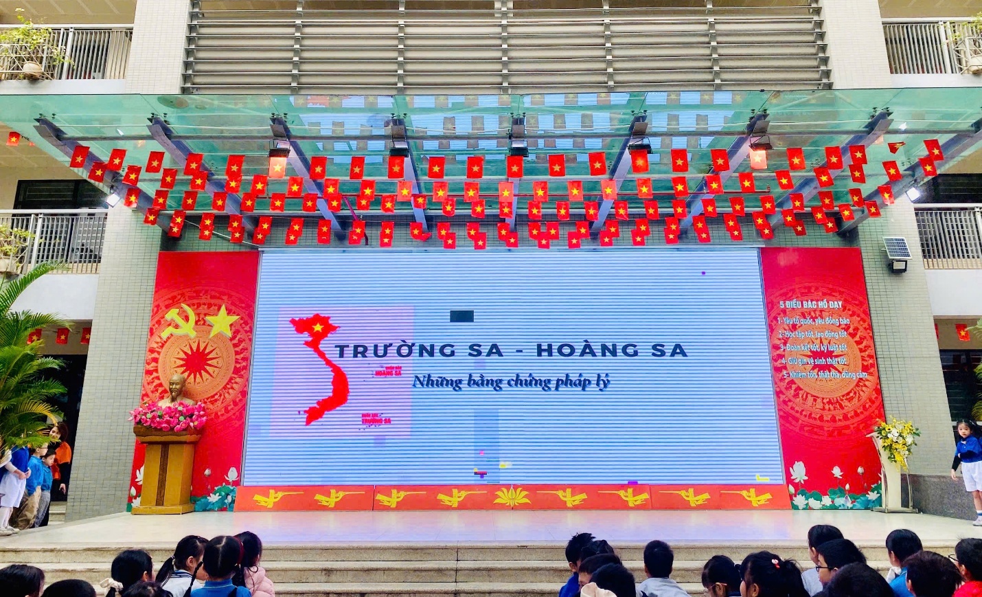 A group of people standing in front of a large screen
AI-generated content may be incorrect.