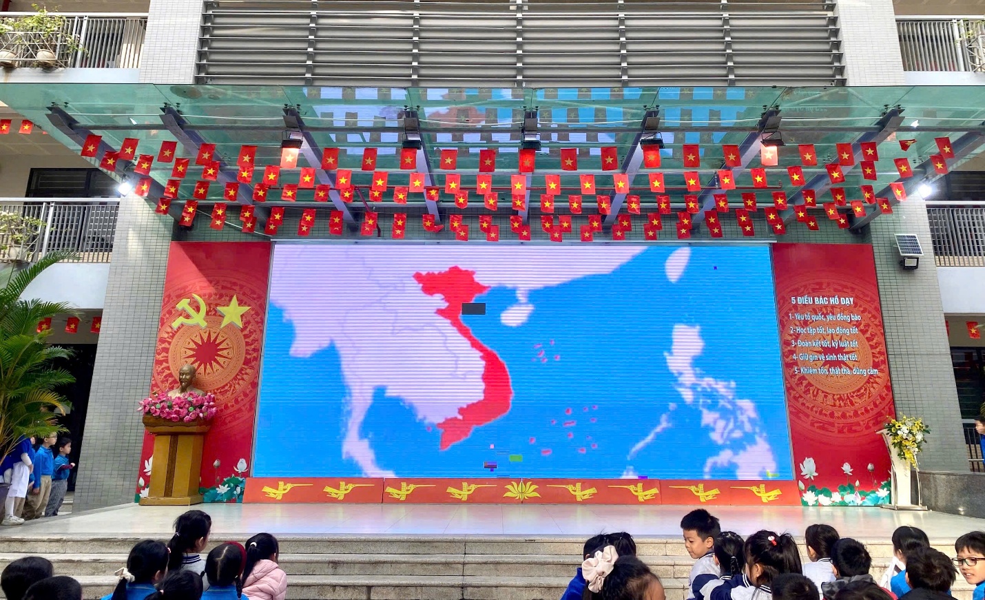 A large screen with a map on it
AI-generated content may be incorrect.