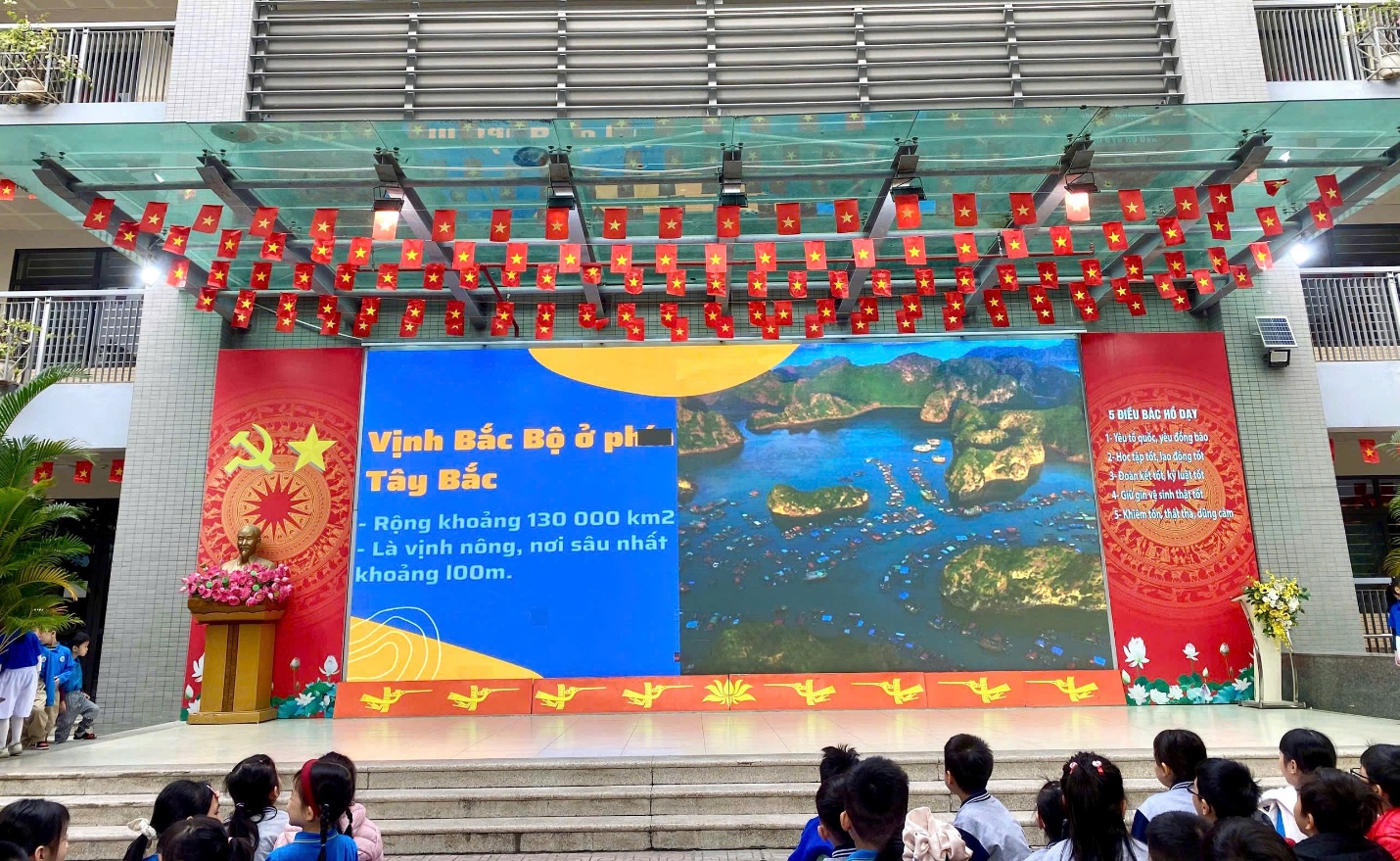 A group of people standing in front of a stage
AI-generated content may be incorrect.