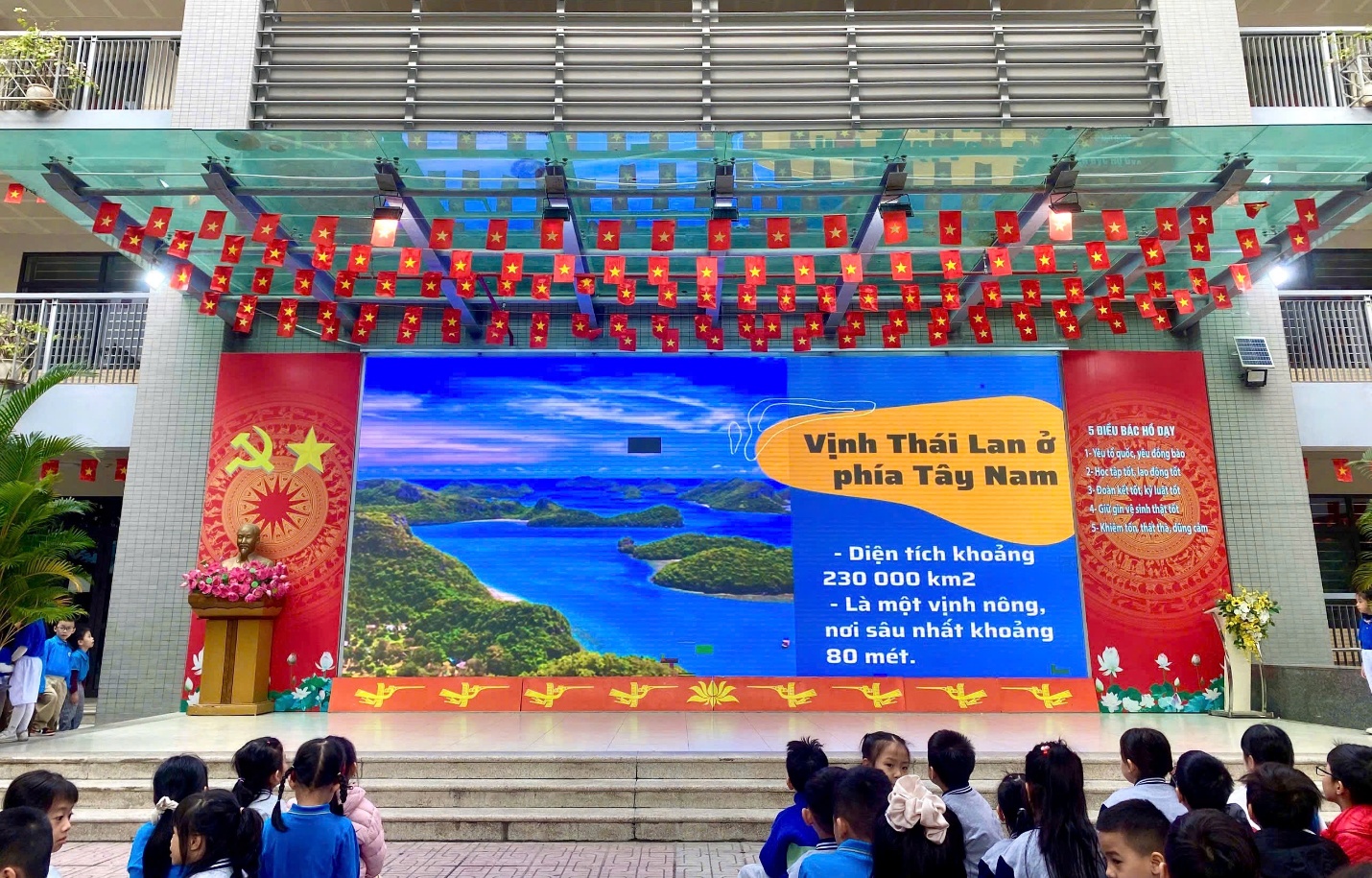 A group of people standing in front of a stage
AI-generated content may be incorrect.