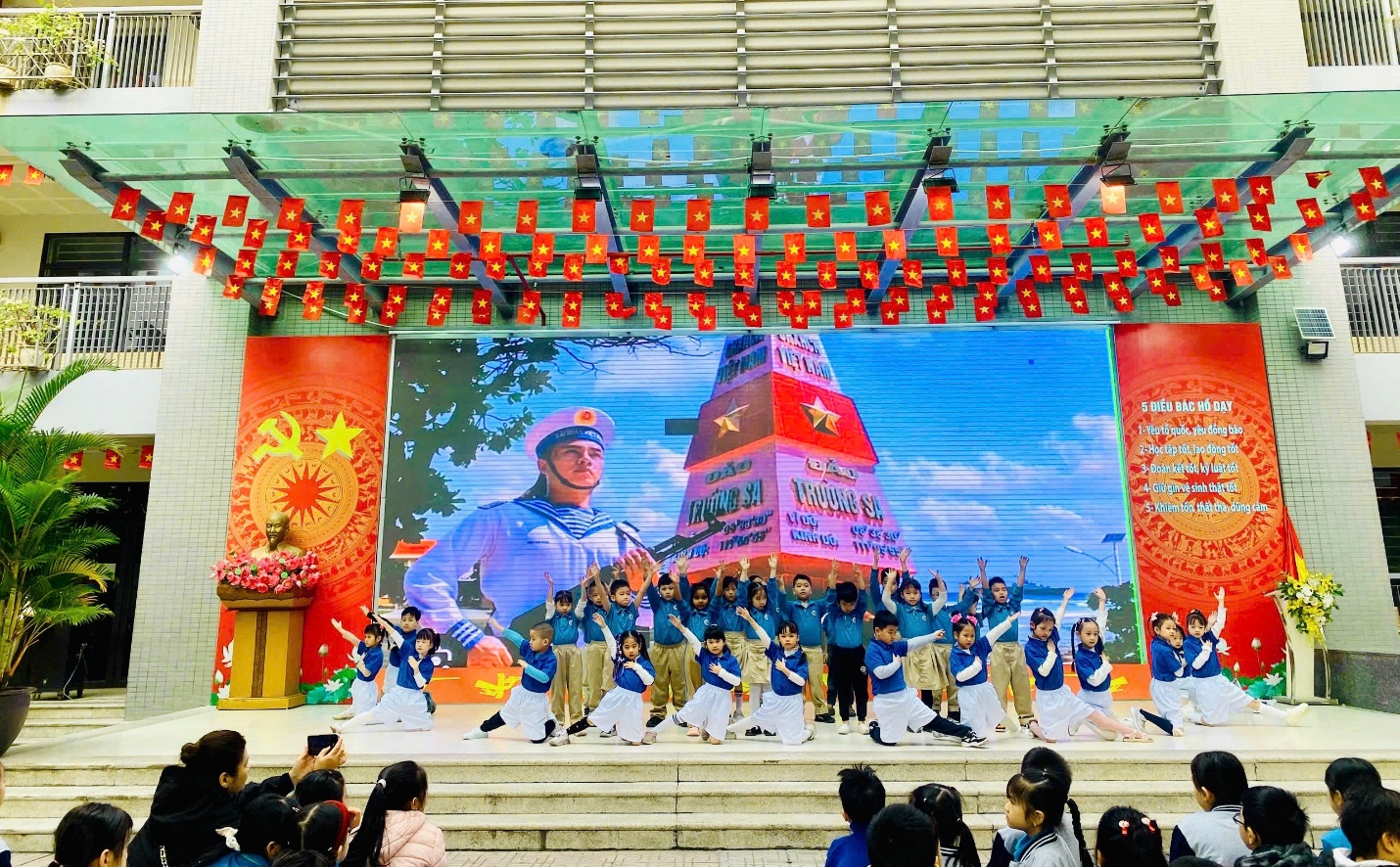 A group of children on a stage
AI-generated content may be incorrect.