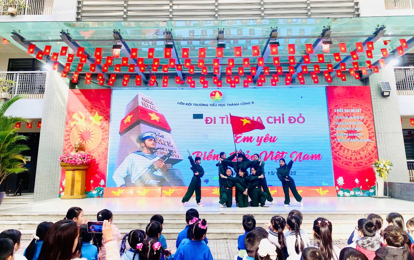 A group of people on a stage
AI-generated content may be incorrect.