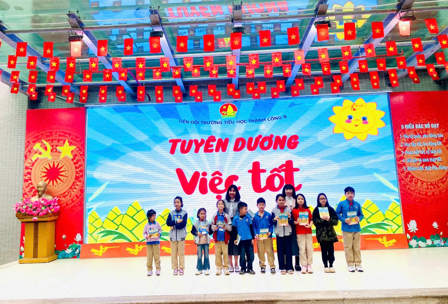 A group of children standing on a stage

AI-generated content may be incorrect.