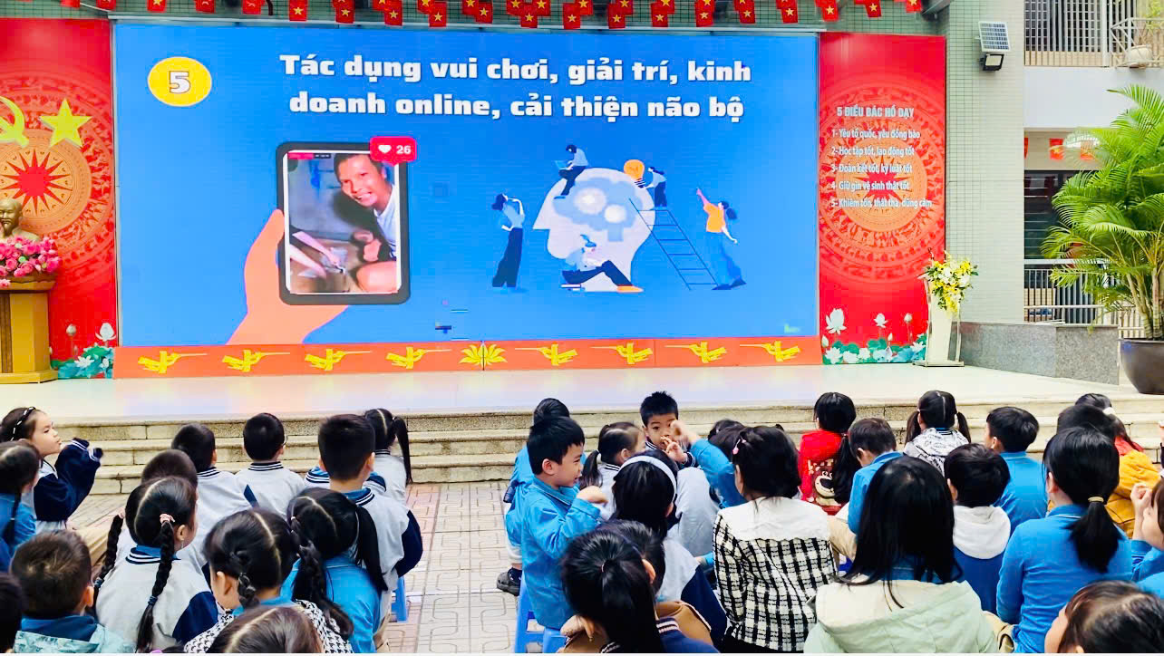 A group of children sitting in a room

AI-generated content may be incorrect.